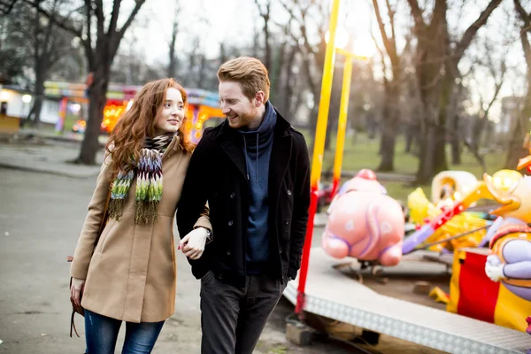 Jonge verliefde paar — Stockfoto