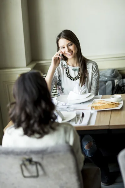 Jonge vrouwen in het café — Stockfoto