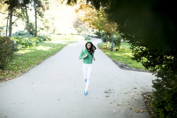 Женщина, бегущая в парке — стоковое фото