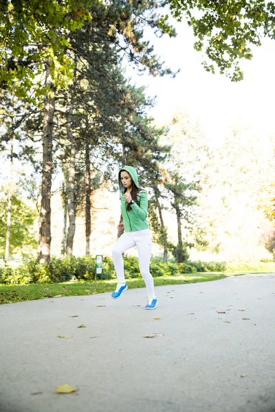 Mujer corriendo en el parque —  Fotos de Stock