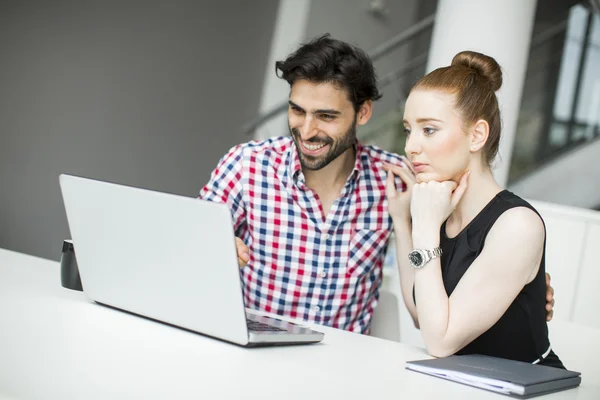 Junge Leute im Büro — Stockfoto