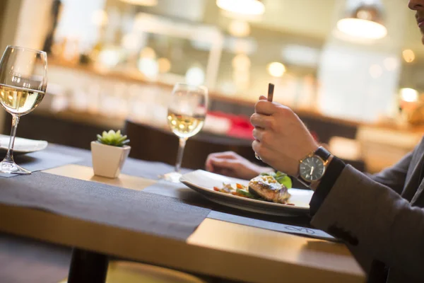 Muž jí grilovaný losos v restauraci — Stock fotografie