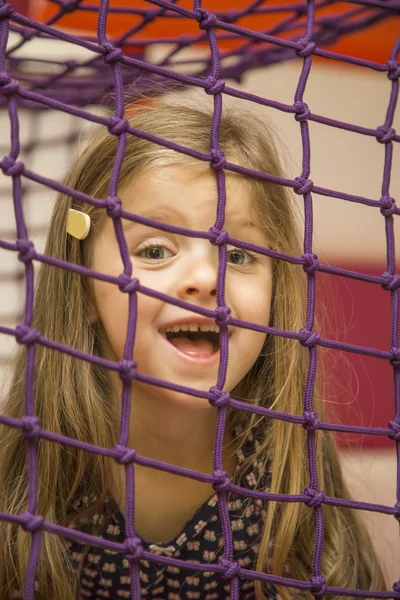 Klein meisje op de speelplaats — Stockfoto