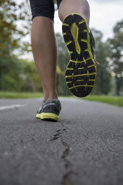 Mujer joven corriendo —  Fotos de Stock