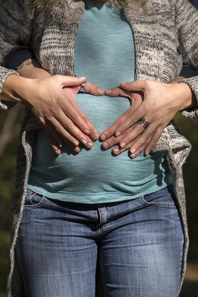 Jeune couple enceinte — Photo