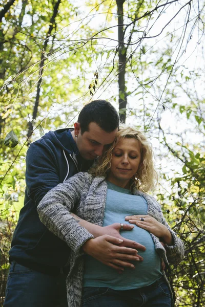 Jeune couple enceinte — Photo