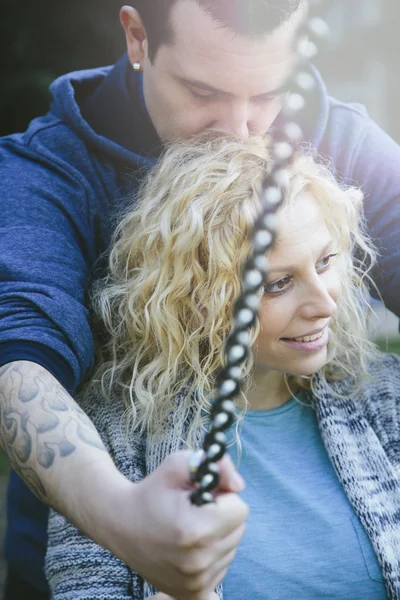 Joven pareja embarazada — Foto de Stock