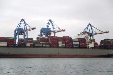 Kargo gemisi Cenova bağlantı noktasında