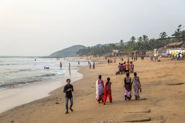 Menschen am Strand von Anjuna in Goa — Stockfoto