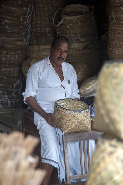 Bamboe mand fabrikant in Varkala — Stockfoto