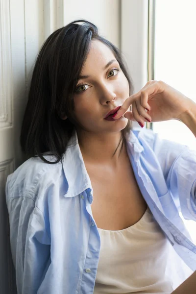 Jovencita junto a la ventana — Foto de Stock