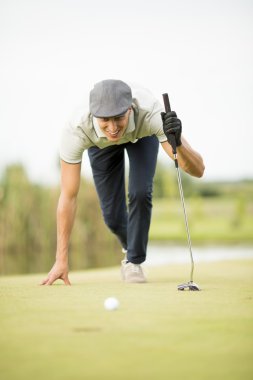 Golf oynayan adam.