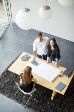 Ofisteki gençler.