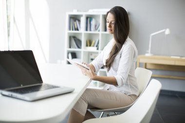 Ofiste çalışan kadın.