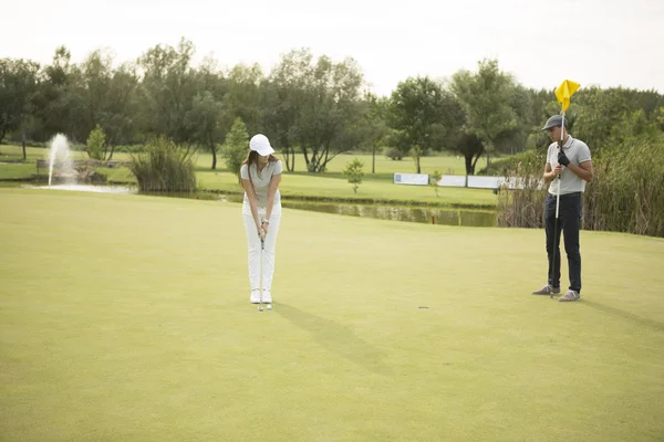 Couple at golf court — Stock Photo, Image