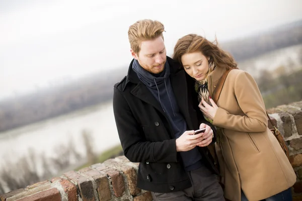 Jonge verliefde paar — Stockfoto