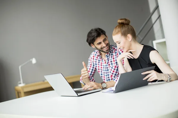 Jóvenes en la oficina — Foto de Stock