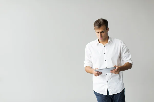 Mann mit Tablet an der Wand — Stockfoto