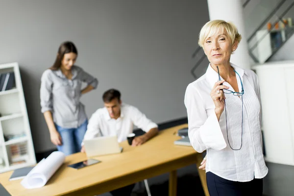 Werknemers op kantoor — Stockfoto