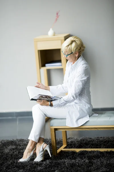 Een vrouw die een boek leest — Stockfoto