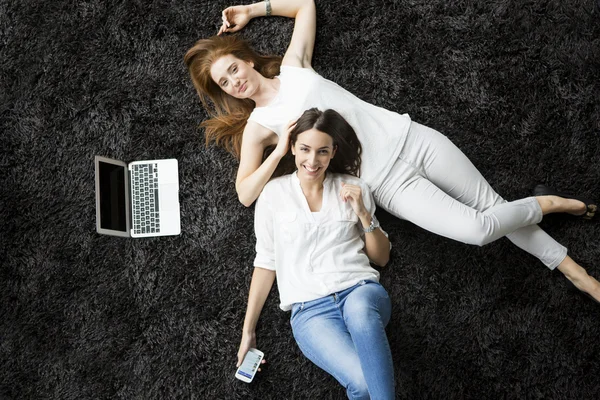 Mujeres relajándose en la alfombra —  Fotos de Stock