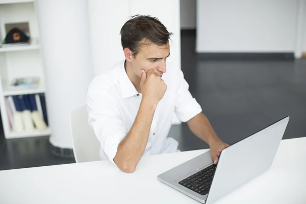 Jeune homme dans le bureau — Photo