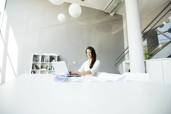 Женщина, работающая в офисе — стоковое фото