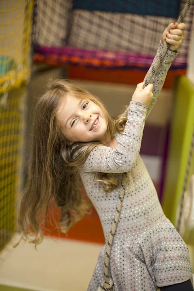 Klein meisje op de speelplaats — Stockfoto