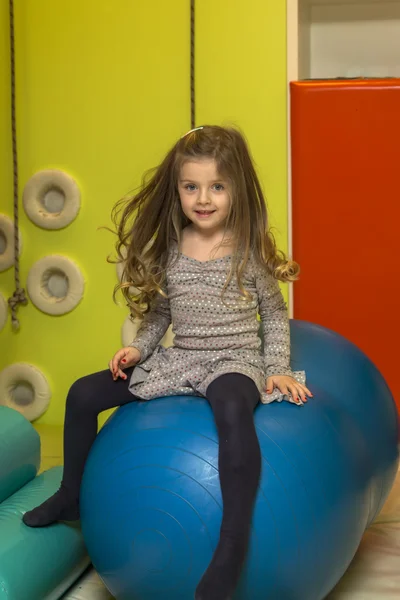 Kleines Mädchen auf Spielplatz — Stockfoto