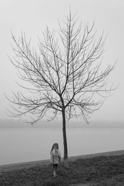 Menina pequena ao ar livre — Fotografia de Stock