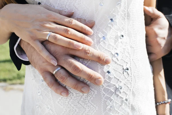 Mãos de casal de casamento — Fotografia de Stock