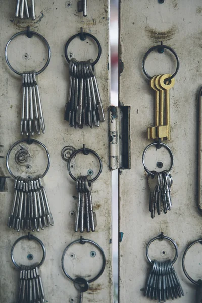 Κρέμονται διαφορετικά κλειδιά — Φωτογραφία Αρχείου