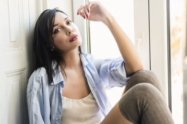 Giovane donna alla finestra — Foto Stock