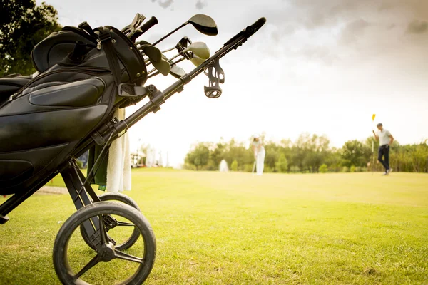 Golfväska med klubbor — Stockfoto