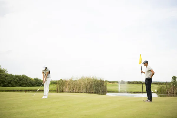 Paar auf Golfplatz — Stockfoto