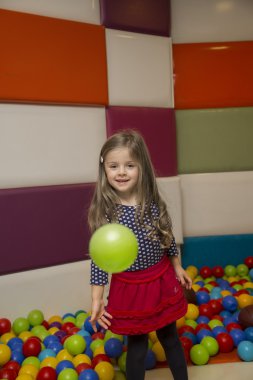 Çocuk parkındaki küçük kız