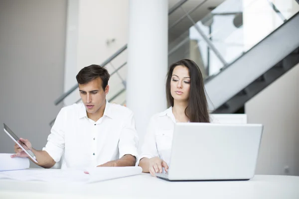 Junge Leute im Büro — Stockfoto