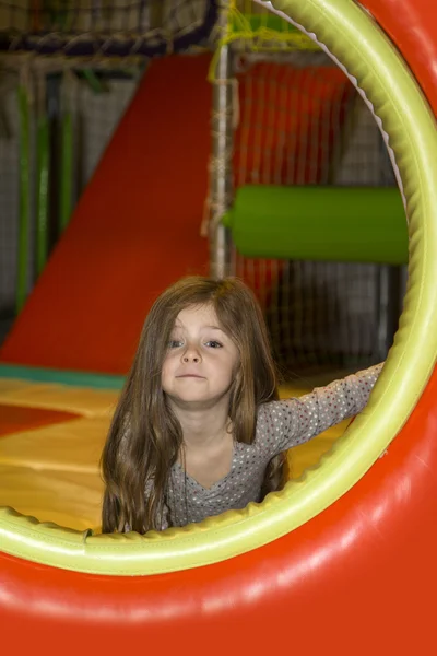 Klein meisje op de speelplaats — Stockfoto
