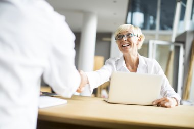 İnsanlar el sıkışıyor