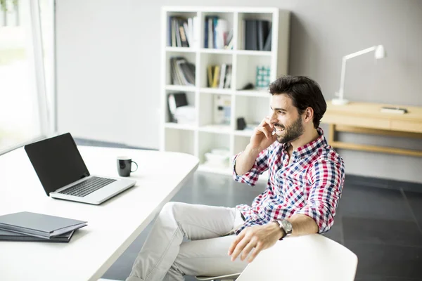 Jeune homme dans le bureau — Photo