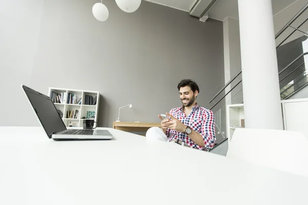 Jeune homme dans le bureau — Photo