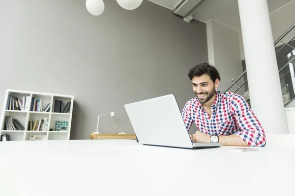 Jeune homme dans le bureau — Photo