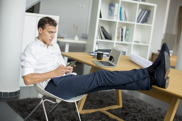 Hombre relajándose en la oficina — Foto de Stock