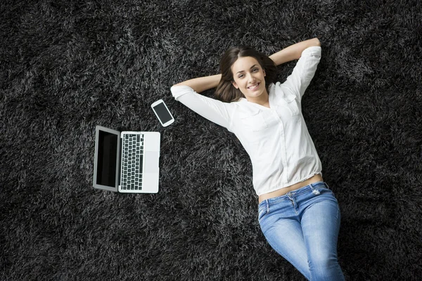 Mujer joven con portátil —  Fotos de Stock