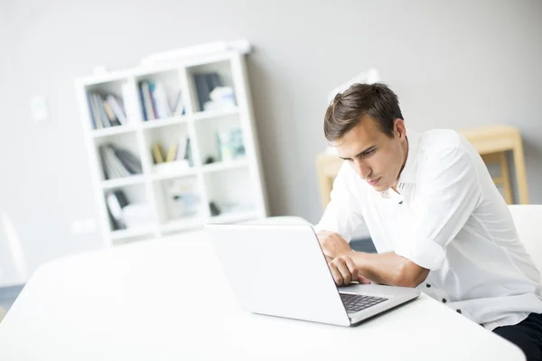 Jeune homme dans le bureau — Photo