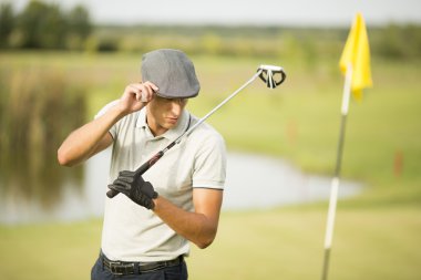 Golf oynayan adam.