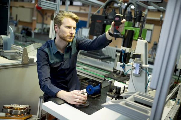 Ingenieur terwijl u werkt in de fabriek — Stockfoto