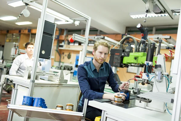 Två ingenjörer i fabriken — Stockfoto