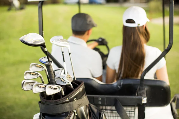 Casal no carrinho de golfe — Fotografia de Stock