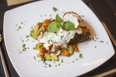 Izgara et sosu ve otlar ile